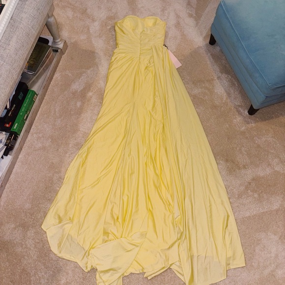 Elegant Yellow Strapless Dress - Picture 2 of 3